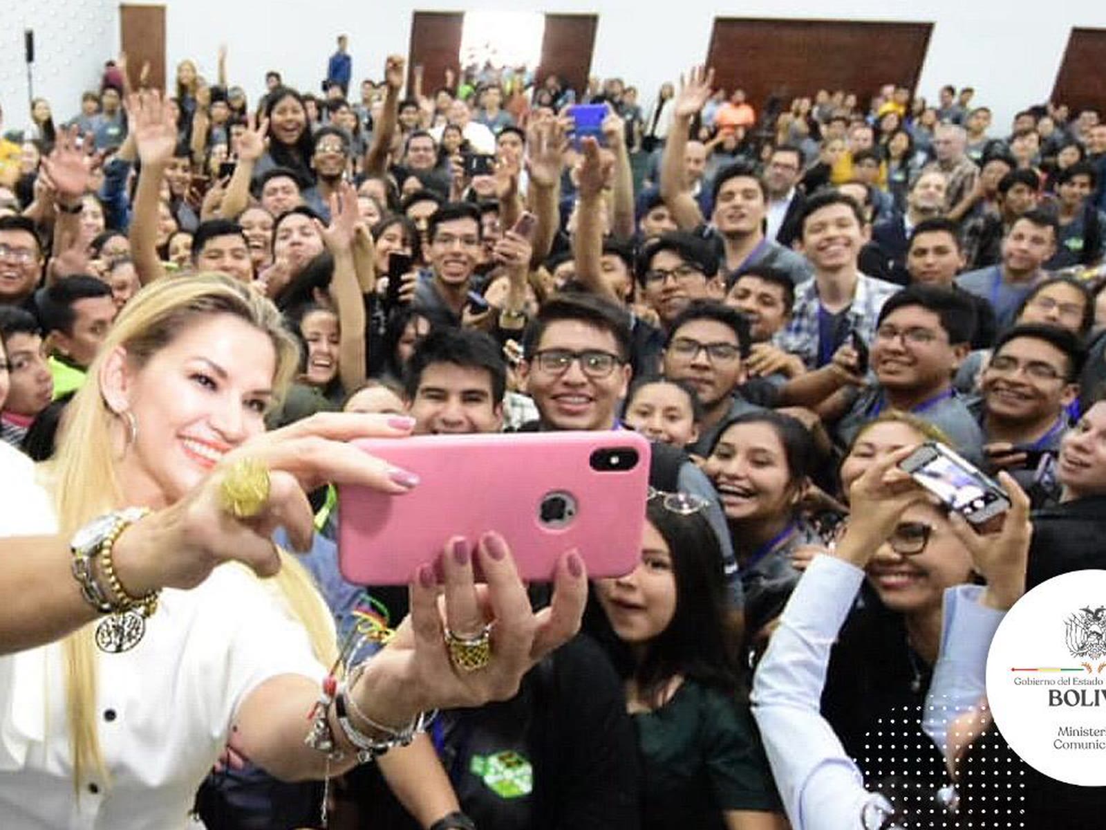 Jeanine Áñez, President of Bolivia 2019-2020, visits Clubes de Ciencia in Santa Cruz de la Sierra